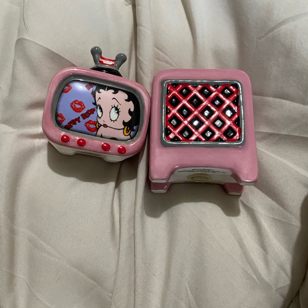 Pink Betty Boop Ceramic salt and pepper shakers 
Betty boop 
Vintage 
Diner